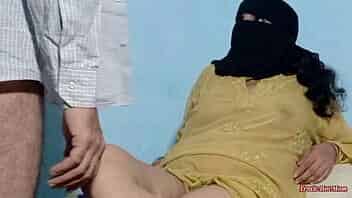 मुस्लिम स्टेप भाभी को नकाब मैंने देखते हे गाँड चुड़ै का ख्याल आया तो अस्स फूकिंग की मगर प्यार से video