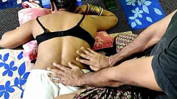 ट्यूशन से आये लड़के से स्टेप मॉम ने मसाज करवा के लण्ड चूसकर चुदवाया ! हिंदी आवाज में video