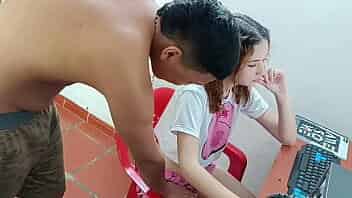 NUEVO VIDEO PORNO CASERO ENTRE AMIGOS CALIENTES MIENTRAS SUS AMIGOS NO ESTAN EN CASA - HISTORIA COMPLETA XNXX- SUB ESPANOL video