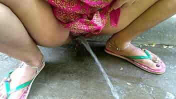 Desi village bhabhi XXX pissing expose porn video