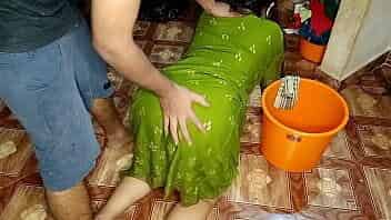 रसोई का काम कर रही नौकरानी को स्टैंड पर घोड़ी बनाकर चोदा XXX Maid Sex आवाज हिंदी में video