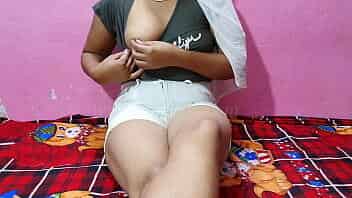 स्कूल की 18 साल की लड़की की छोटी सी चूत को मोटे लंड से चोदा। साफ हिंदी आवाज में video