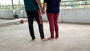 छत पर खड़ी पड़ोसी की सुन्दर बीवी को पटाया और फिर दर्द नाक चोदा XXX Bhabhi Sex video