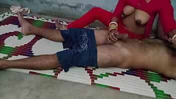 नौकरानी की जवान लड़की को लण्ड चुसाया और बोबे दबाये Indian Maid XXX video