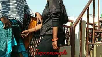 new xvideo सीढ़ियों के पास खड़ी छोटी साली को गरम करके दर्दनाक चोदा video