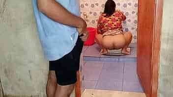 बाथरूम में चुपके से देख रहे जवान भाई को भाभी ने बुलाकर चूत चुदाई XXX Bhabhi Sex video